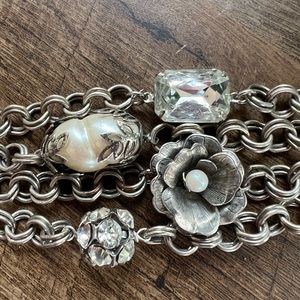 Fun vintage bracelet with faux pearl and faux crystal accents ✨